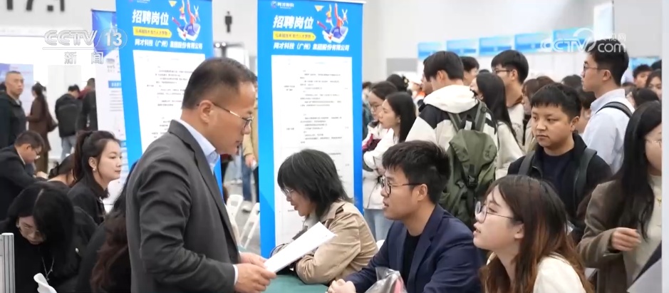 人才需求旺、“大礼包”诚意足……多地春招现场上演花式“抢人大战” 人才需求旺、“大礼包”诚意足……多地春招现场上演花式“抢人大战”