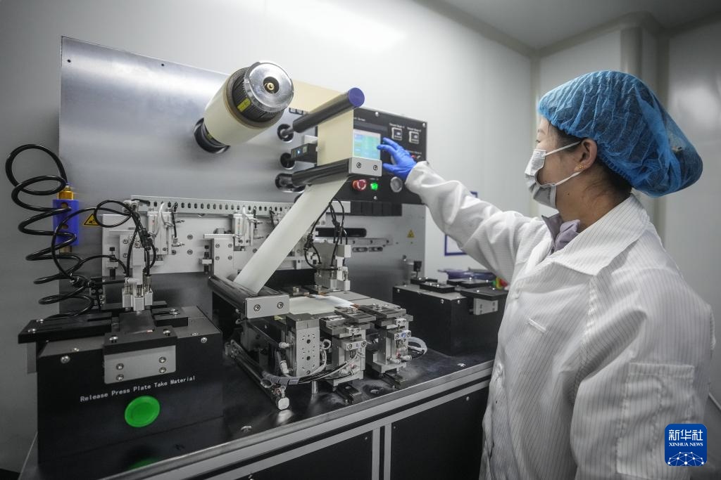 新华全媒+丨超低温高比能锂电池为无人机低温飞行保动力 新华全媒+丨超低温高比能锂电池为无人机低温飞行保动力