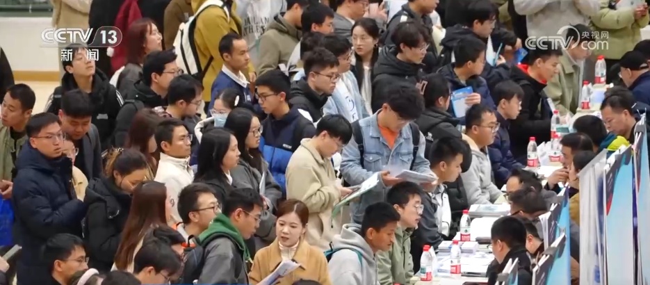 人才需求旺、“大礼包”诚意足……多地春招现场上演花式“抢人大战” 人才需求旺、“大礼包”诚意足……多地春招现场上演花式“抢人大战”