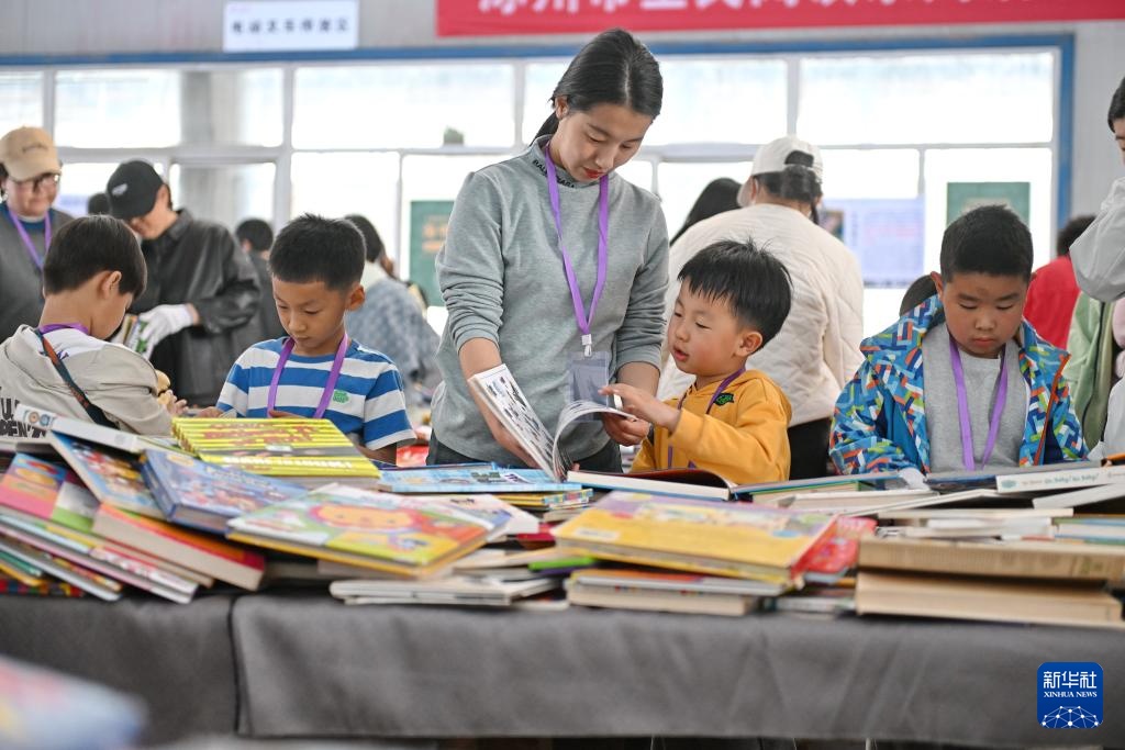 河北涿州：春季书市人气旺