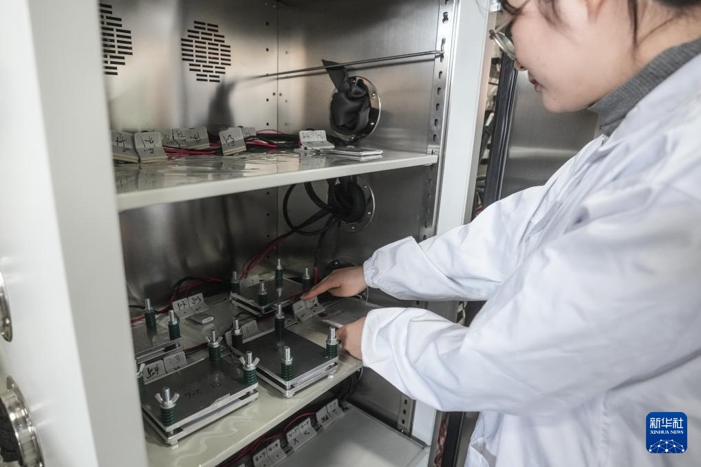 新华全媒+丨超低温高比能锂电池为无人机低温飞行保动力 新华全媒+丨超低温高比能锂电池为无人机低温飞行保动力