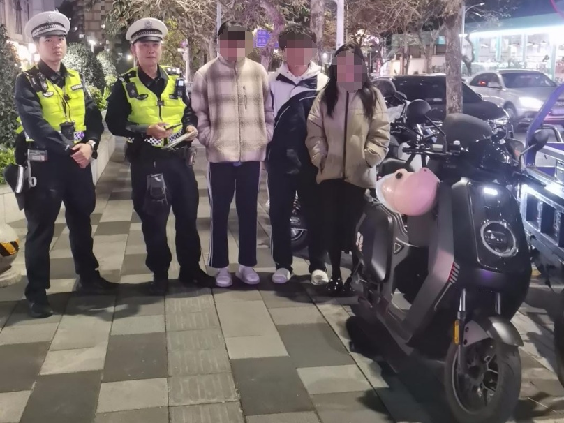 深圳2名学生,在街头现惊险一幕!市民迅速报警→ 深圳2名学生,在街头现惊险一幕!市民迅速报警→