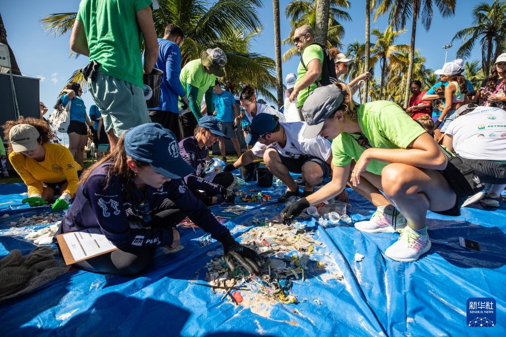 世界水日:巴西里约开展清洁海滩行动 世界水日:巴西里约开展清洁海滩行动