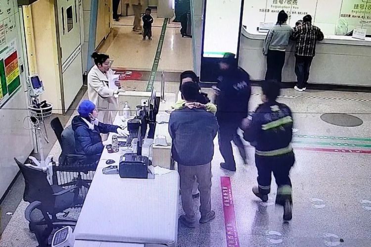 极限150秒！7个月大婴儿突发屏气，急需营救