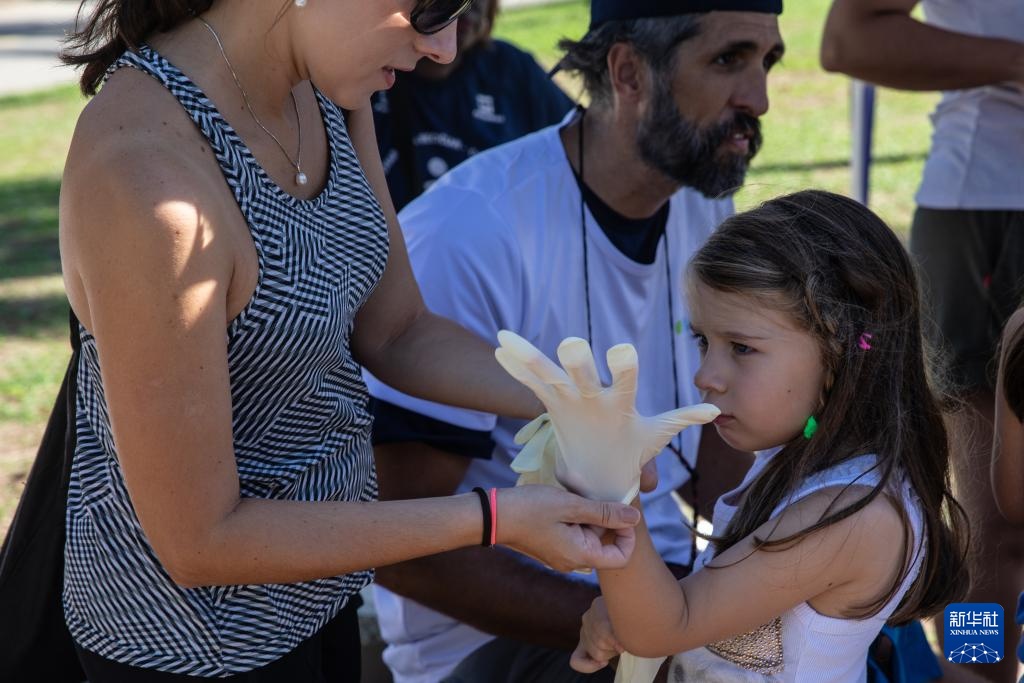 世界水日:巴西里约开展清洁海滩行动 世界水日:巴西里约开展清洁海滩行动