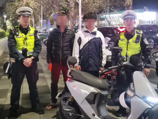 深圳2名学生,在街头现惊险一幕!市民迅速报警→ 深圳2名学生,在街头现惊险一幕!市民迅速报警→