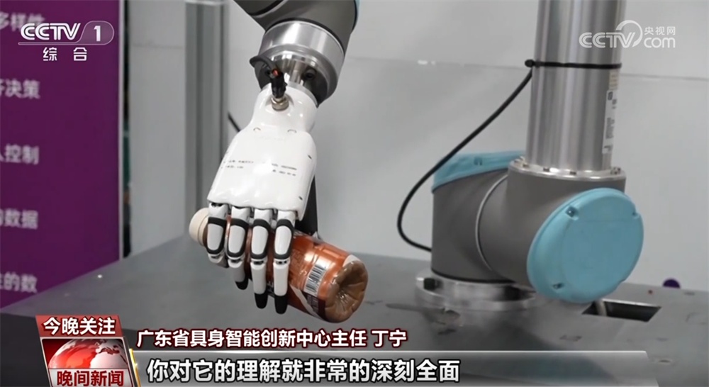 加“力度”、添“热度”、提“速度” 人形机器人正从实验室走向千行百业