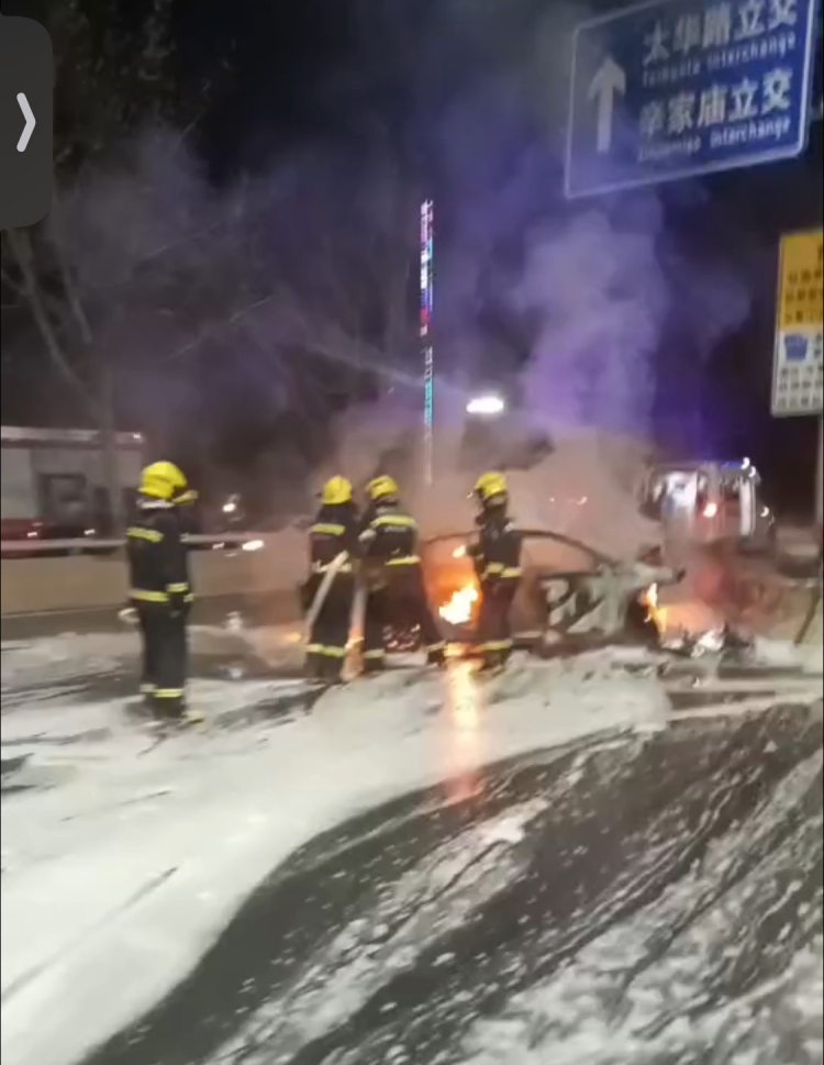 轿车撞路墩自燃，西安的哥与乘客合力救出四人