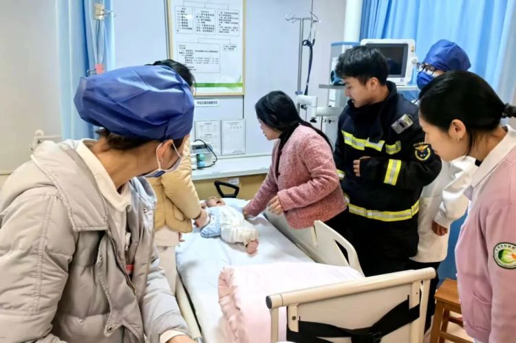 极限150秒！7个月大婴儿突发屏气，急需营救