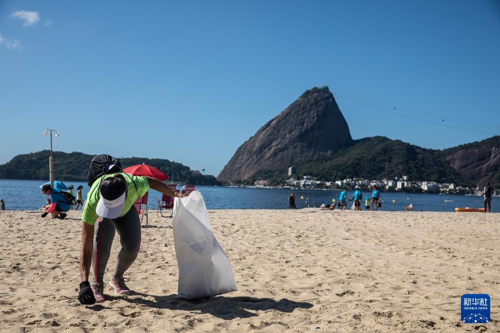 世界水日:巴西里约开展清洁海滩行动 世界水日:巴西里约开展清洁海滩行动