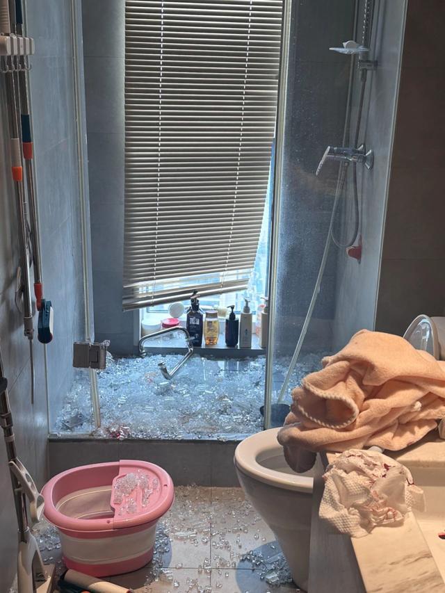 洗澡时它突然“自爆”，女子手筋断裂多处割伤！注意家里这个“隐形炸弹”→