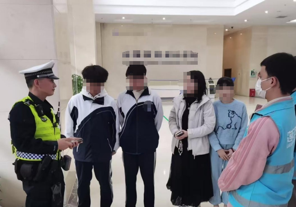 深圳2名学生,在街头现惊险一幕!市民迅速报警→ 深圳2名学生,在街头现惊险一幕!市民迅速报警→