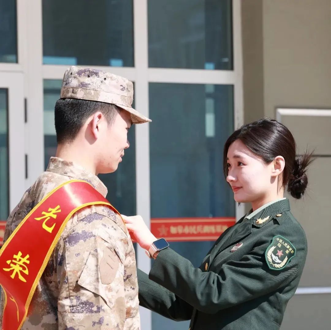 退役女兵送未婚夫二次入伍,甜蜜出征→ 退役女兵送未婚夫二次入伍,甜蜜出征→