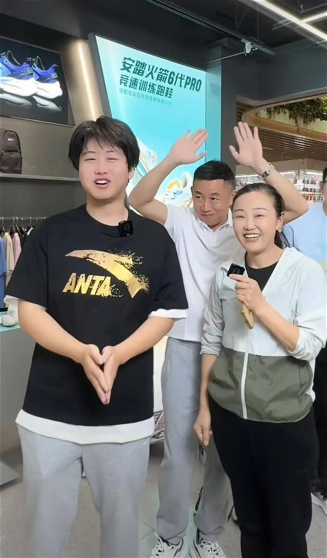 孙卓首次直播带货销售额超500万,父母现身直播间 孙卓首次直播带货销售额超500万,父母现身直播间