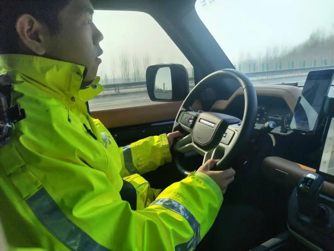 远行途中血压飙升 高速交警火速护送急救治! 远行途中血压飙升 高速交警火速护送急救治!