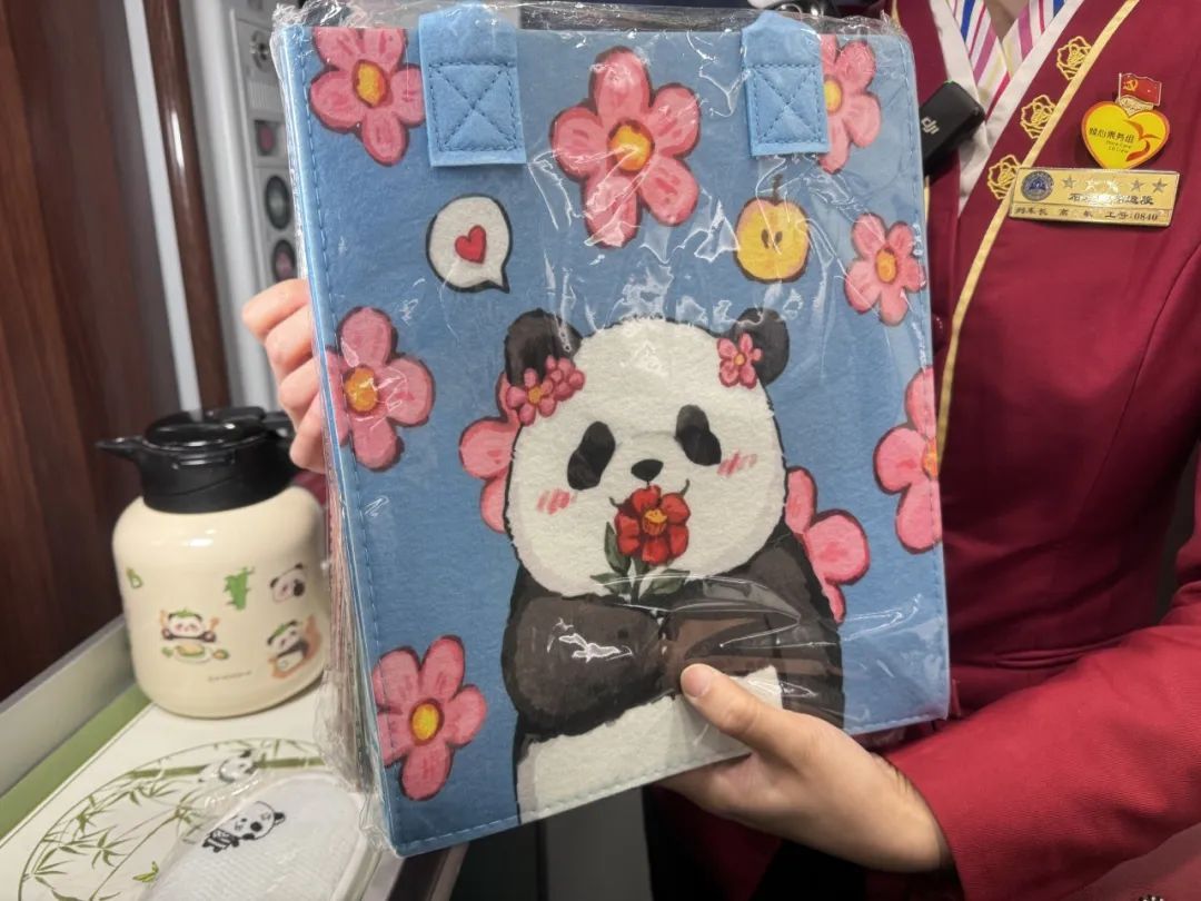 巴适！坐上“熊猫列车”上成都看熊猫去