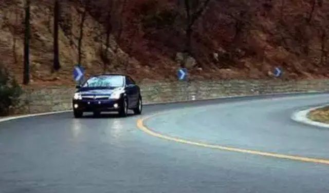 涨知识!不同路况下的正确刹车法 涨知识!不同路况下的正确刹车法