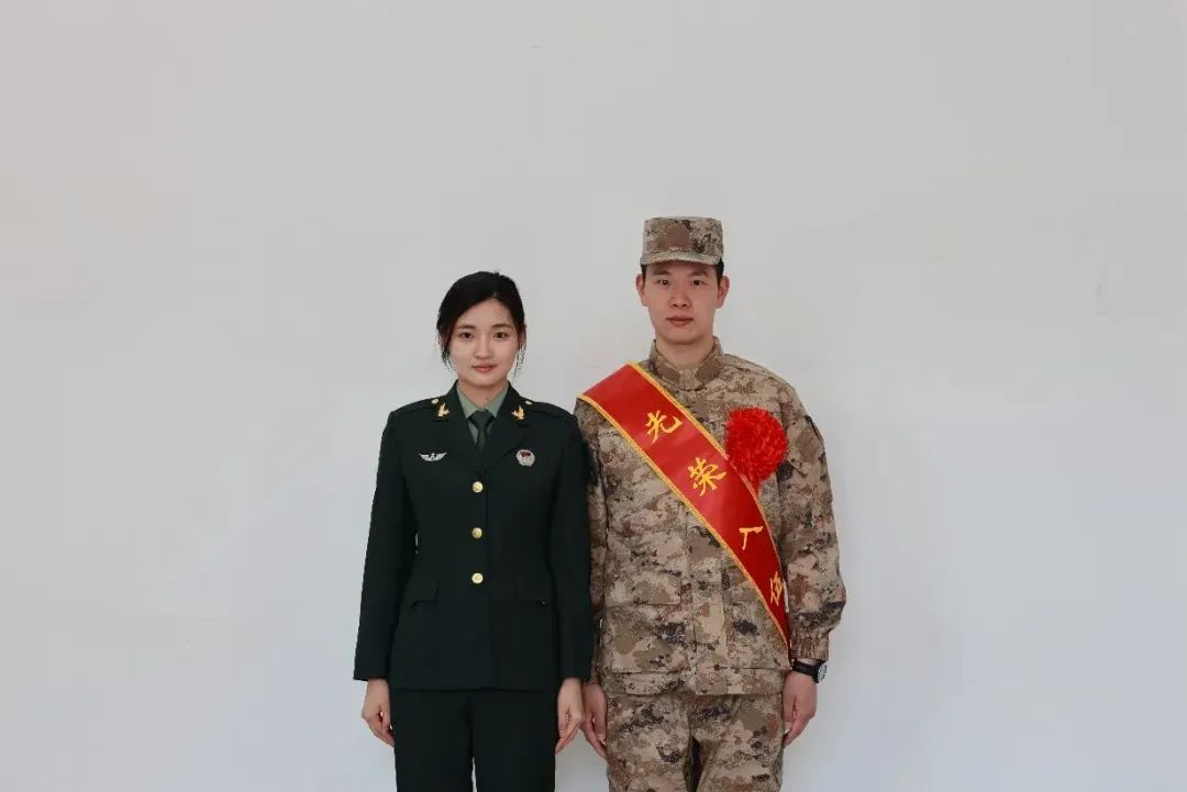 退役女兵送未婚夫二次入伍,甜蜜出征→ 退役女兵送未婚夫二次入伍,甜蜜出征→