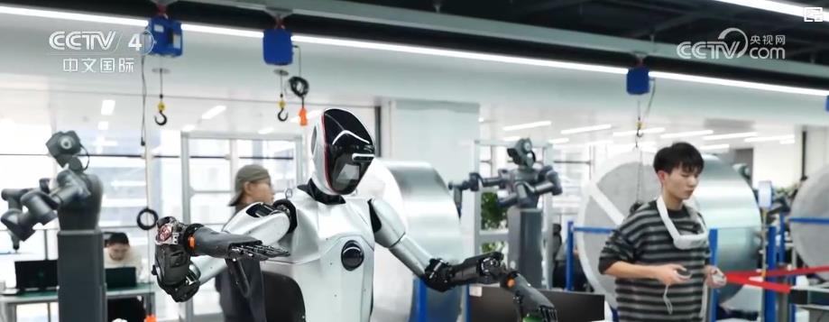 从实验室迈向产业化 人形机器人在各行各业加速落地 从实验室迈向产业化 人形机器人在各行各业加速落地