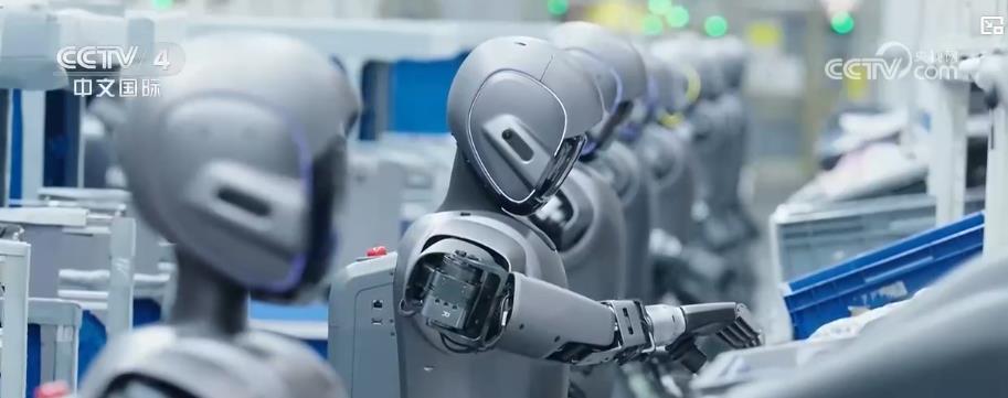 从实验室迈向产业化 人形机器人在各行各业加速落地 从实验室迈向产业化 人形机器人在各行各业加速落地