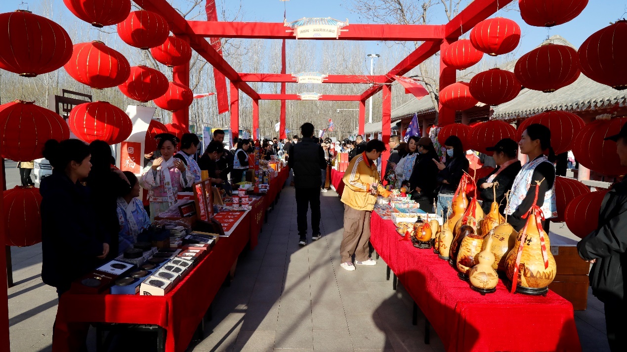 河北易县:骑行徒步赏春色 共享户外运动乐趣 河北易县:骑行徒步赏春色 共享户外运动乐趣