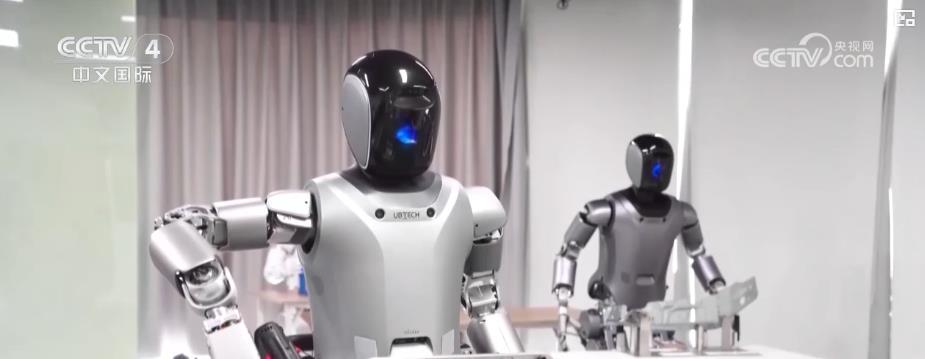 从实验室迈向产业化 人形机器人在各行各业加速落地 从实验室迈向产业化 人形机器人在各行各业加速落地