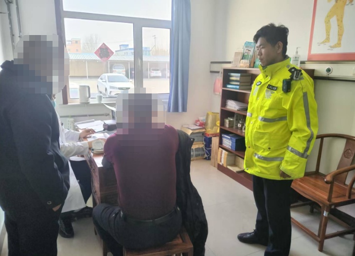 远行途中血压飙升 高速交警火速护送急救治! 远行途中血压飙升 高速交警火速护送急救治!