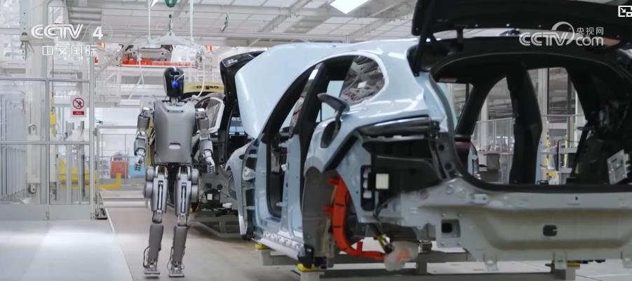 从实验室迈向产业化 人形机器人在各行各业加速落地 从实验室迈向产业化 人形机器人在各行各业加速落地