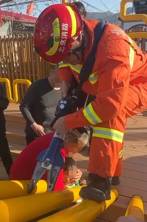 小男孩身体被卡，消防员扩张救援
