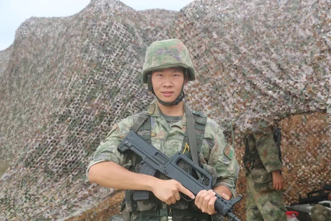 退役女兵送未婚夫二次入伍,甜蜜出征→ 退役女兵送未婚夫二次入伍,甜蜜出征→