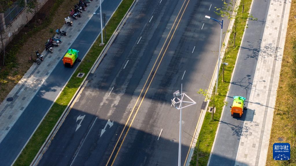 新华全媒+丨机器人出动!人工智能为城市环卫按下“加速键” 新华全媒+丨机器人出动!人工智能为城市环卫按下“加速键”