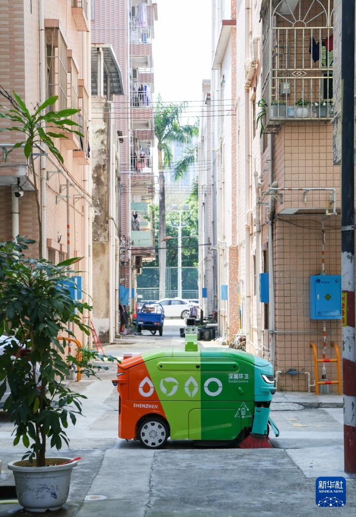 新华全媒+丨机器人出动!人工智能为城市环卫按下“加速键” 新华全媒+丨机器人出动!人工智能为城市环卫按下“加速键”