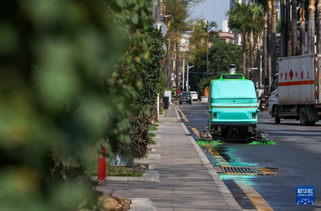 新华全媒+丨机器人出动!人工智能为城市环卫按下“加速键” 新华全媒+丨机器人出动!人工智能为城市环卫按下“加速键”