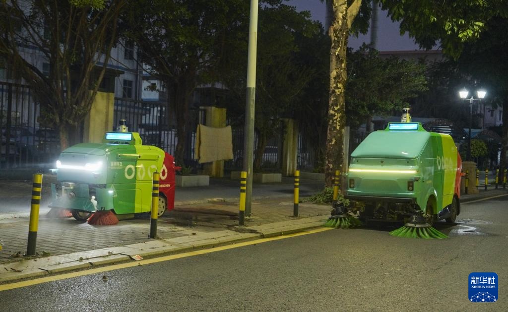 新华全媒+丨机器人出动!人工智能为城市环卫按下“加速键” 新华全媒+丨机器人出动!人工智能为城市环卫按下“加速键”