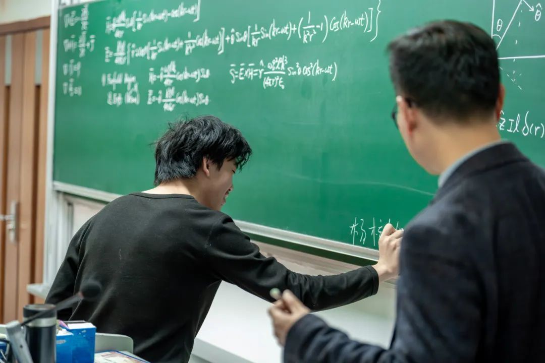 浙大教授17年手写板书，学生直呼“梦想的大学课堂”