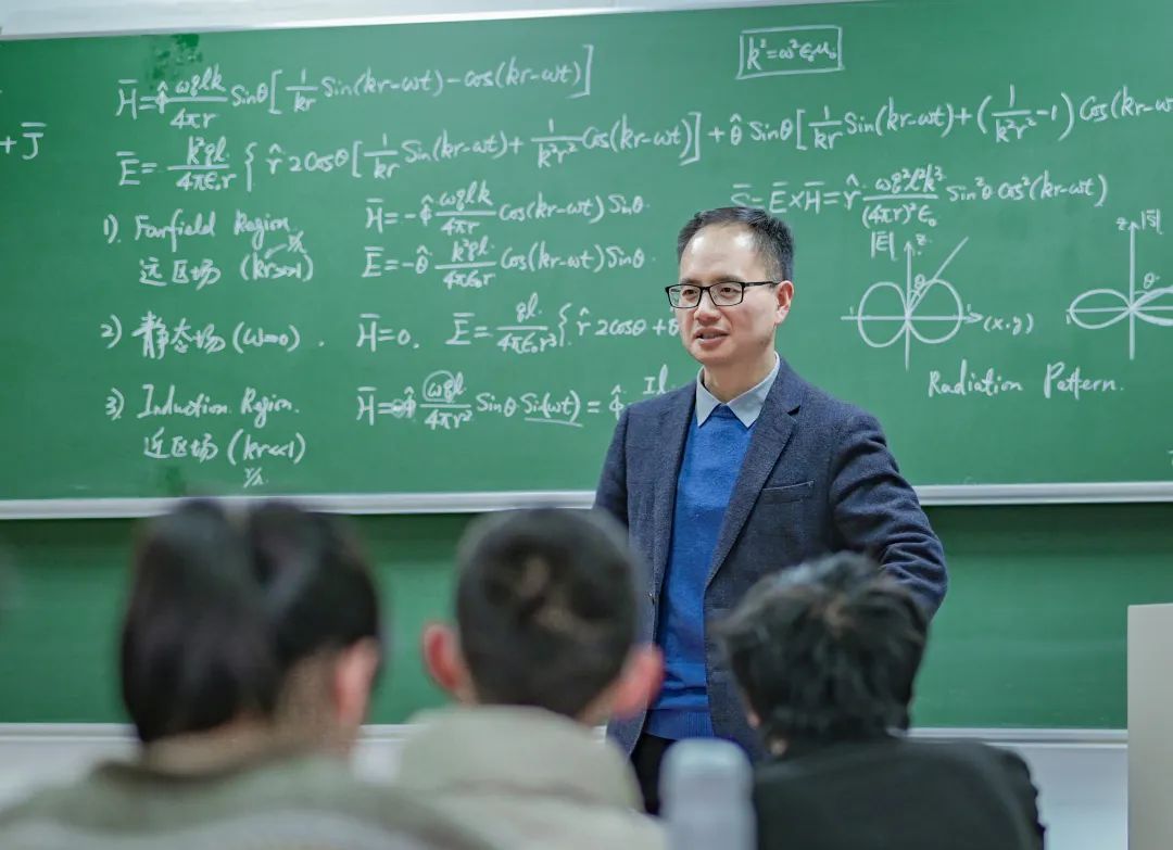浙大教授17年手写板书，学生直呼“梦想的大学课堂”