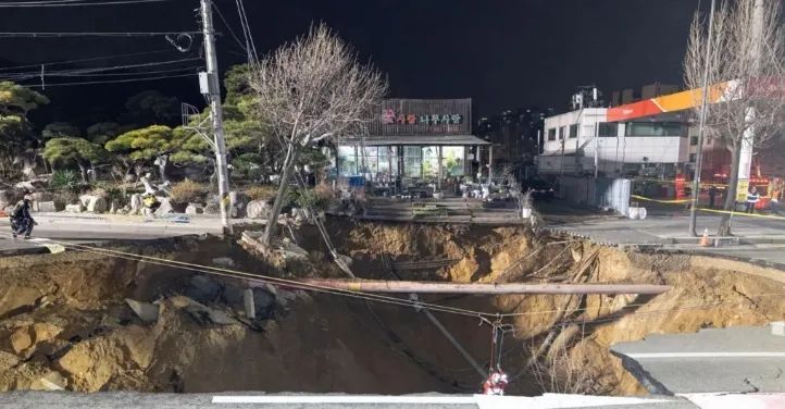 韩国首尔地面突现深坑吞噬男子，救援人员寻获遗体