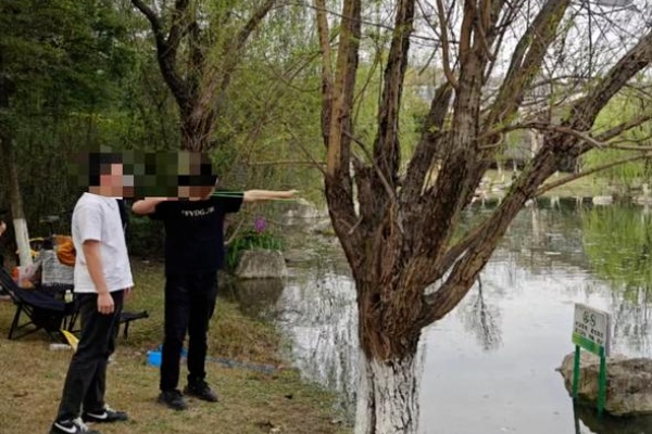 锦城湖公园内弹弓打鸟！成都高新区通报：邹某某、梁某某被依法传唤