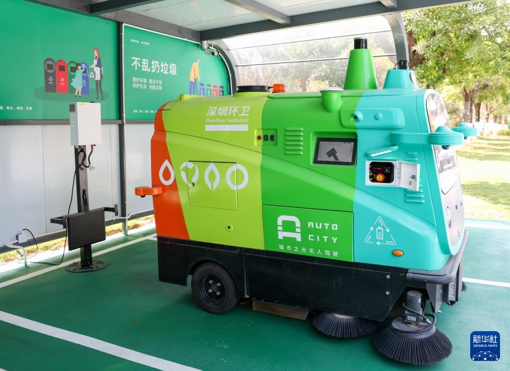 新华全媒+丨机器人出动!人工智能为城市环卫按下“加速键” 新华全媒+丨机器人出动!人工智能为城市环卫按下“加速键”
