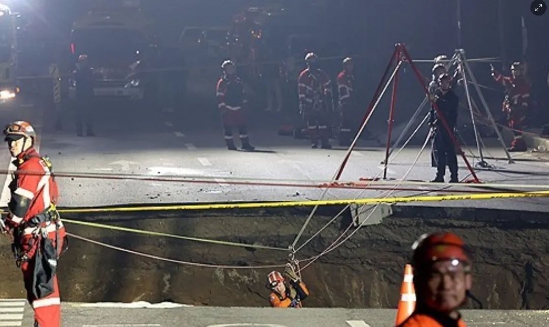 韩国首尔地面突现深坑吞噬男子，救援人员寻获遗体