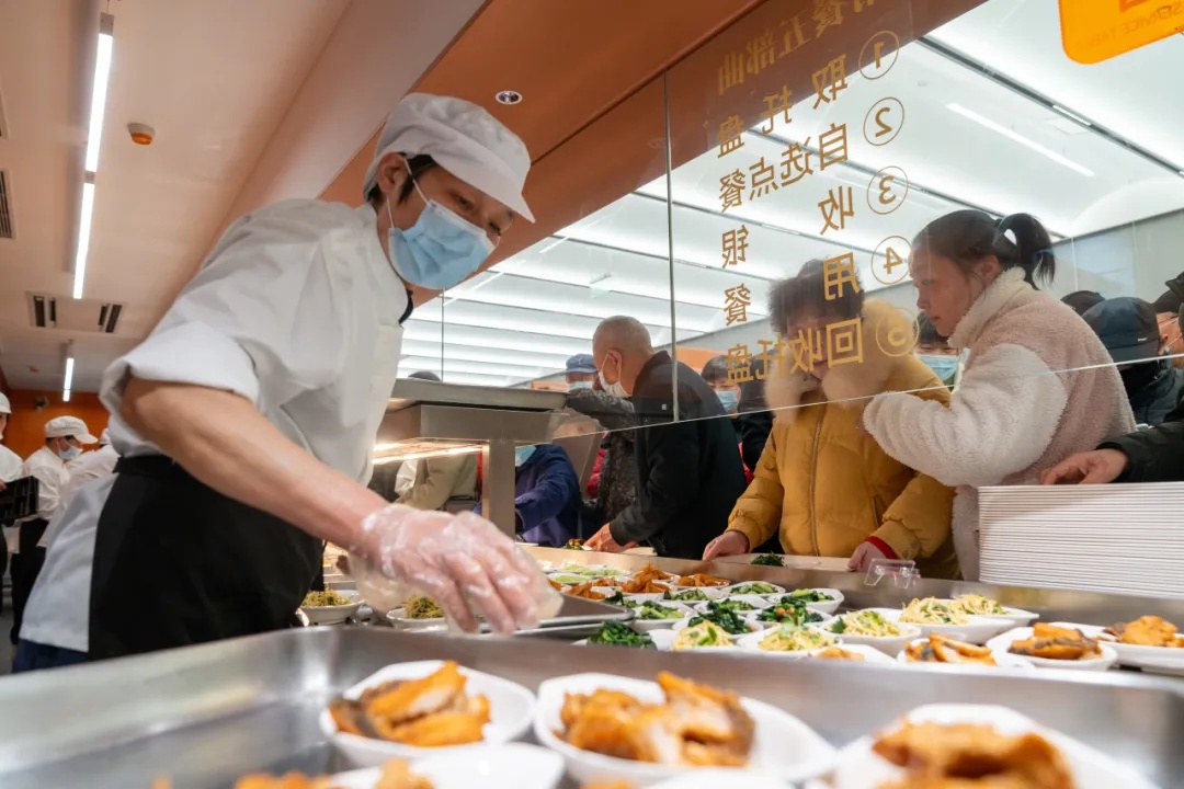 吃一口再去上班，在地铁里吃食堂是什么体验