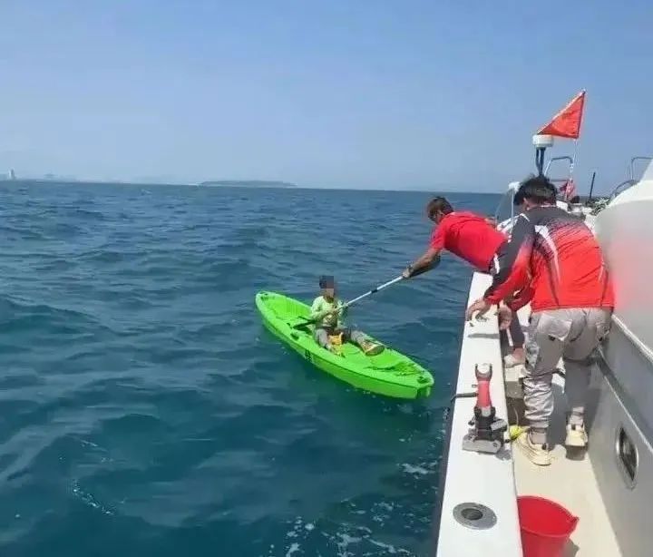 10岁小孩哥海上漂流一天一夜!紧急提醒→ 10岁小孩哥海上漂流一天一夜!紧急提醒→