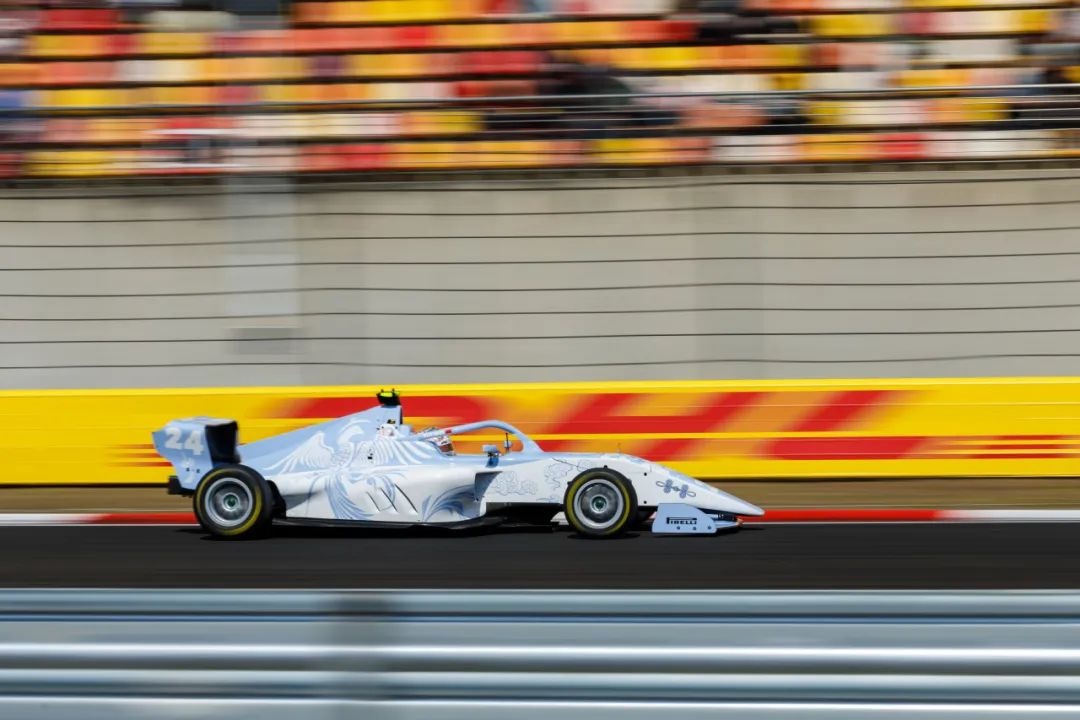 中国首位F1学院外卡女车手，上演“飞驰人生”
