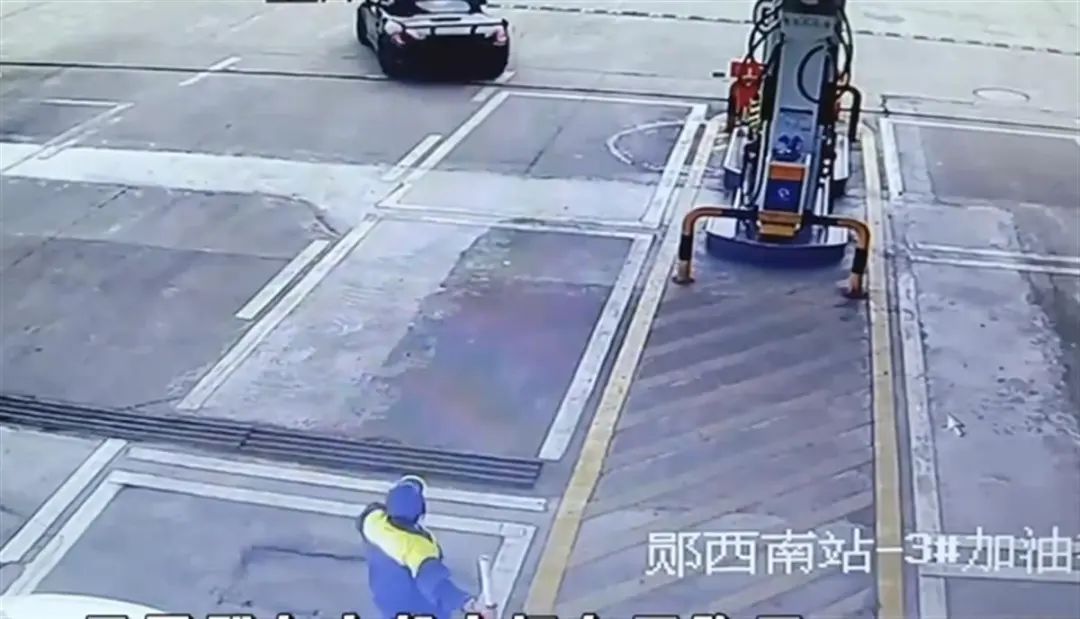 男子开百万保时捷加油后逃单,拘留8日! 男子开百万保时捷加油后逃单,拘留8日!