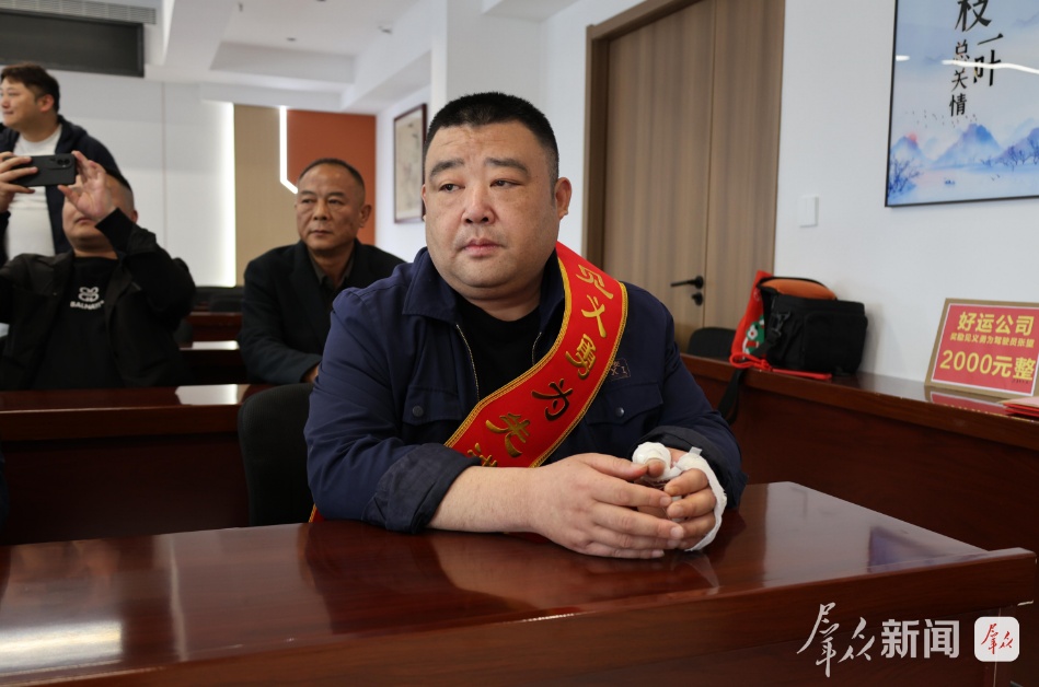 “硬从火里拉出来的！”西安的哥徒手破窗勇救4人