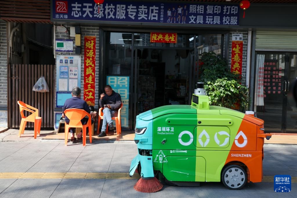 新华全媒+丨机器人出动!人工智能为城市环卫按下“加速键” 新华全媒+丨机器人出动!人工智能为城市环卫按下“加速键”