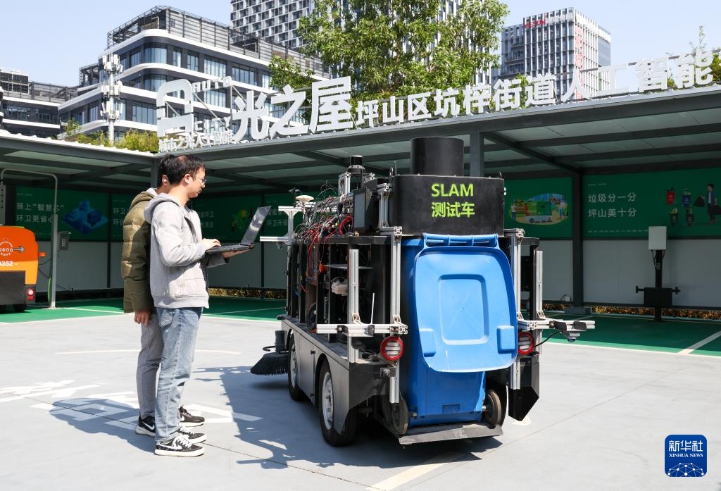 新华全媒+丨机器人出动!人工智能为城市环卫按下“加速键” 新华全媒+丨机器人出动!人工智能为城市环卫按下“加速键”