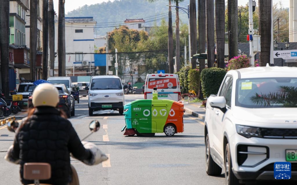 新华全媒+丨机器人出动!人工智能为城市环卫按下“加速键” 新华全媒+丨机器人出动!人工智能为城市环卫按下“加速键”