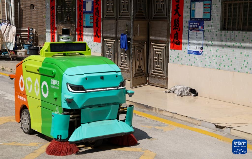 新华全媒+丨机器人出动!人工智能为城市环卫按下“加速键” 新华全媒+丨机器人出动!人工智能为城市环卫按下“加速键”