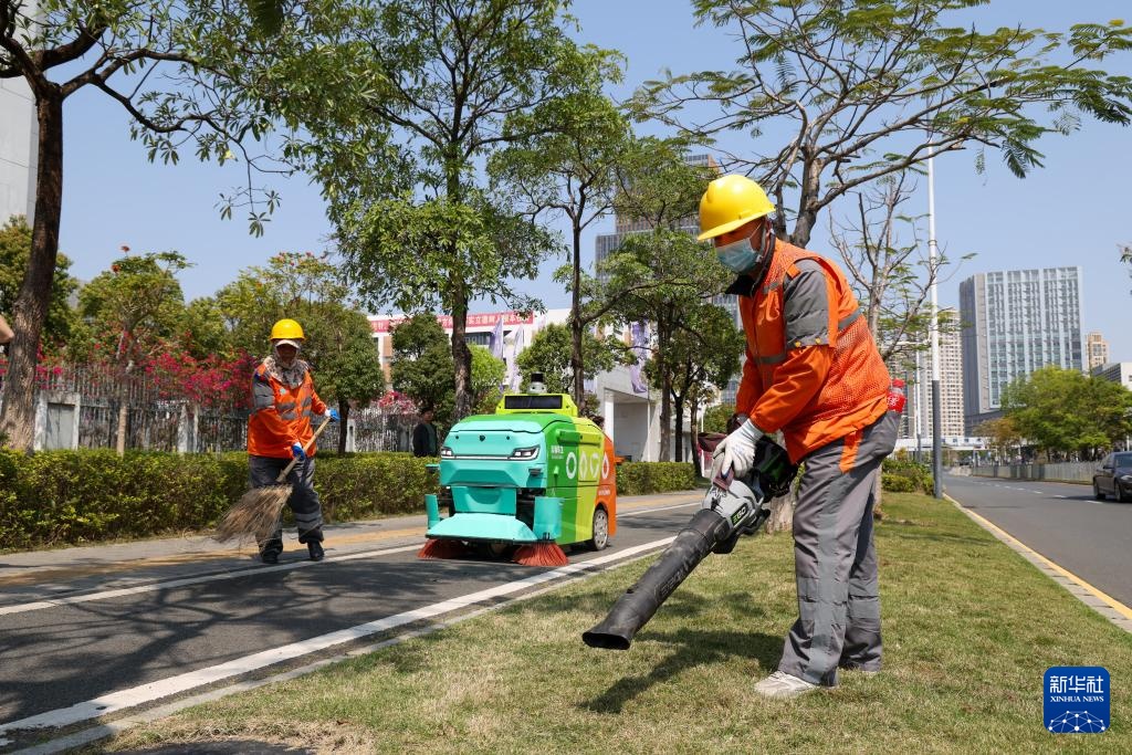 新华全媒+丨机器人出动!人工智能为城市环卫按下“加速键” 新华全媒+丨机器人出动!人工智能为城市环卫按下“加速键”